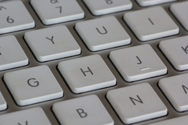 Free photo high angle closeup shot of a white keyboard